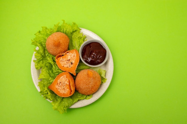 Pilons frits brésiliens traditionnels Coxinha de frango sur plat