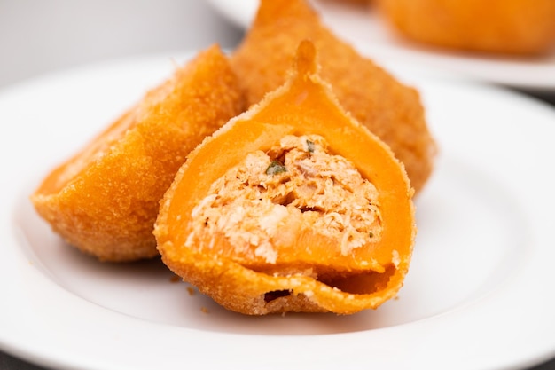 Pilons frits brésiliens traditionnels Coxinha de frango sur plat