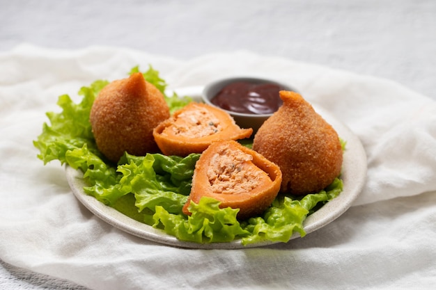 Pilons frits brésiliens traditionnels Coxinha de frango sur plat