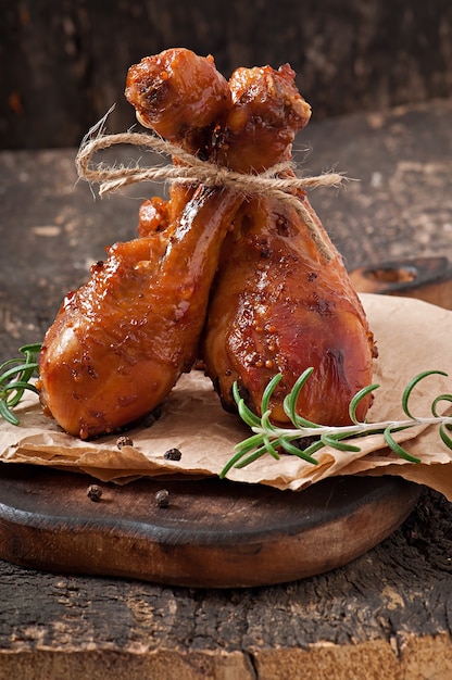 Pilons de poulet au four dans une marinade au miel et à la moutarde