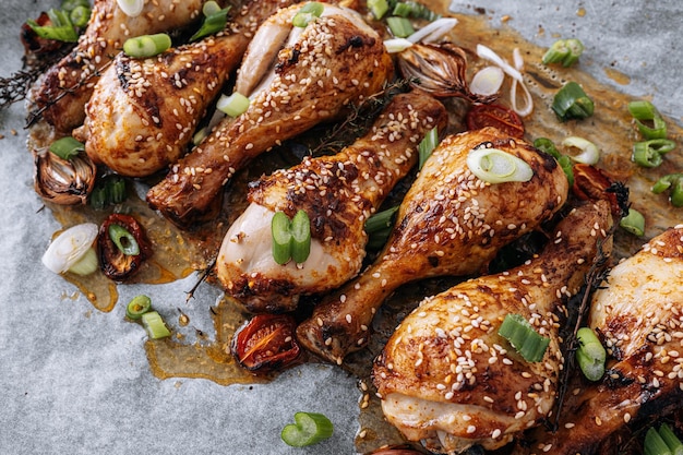 Pilons de poulet au four avec miel de sésame et sauce soja oignons et épices