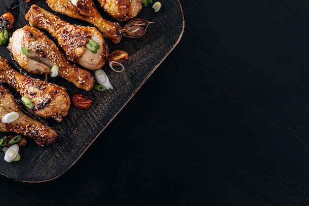 Pilons de poulet au four avec miel de sésame et sauce soja oignons et épices