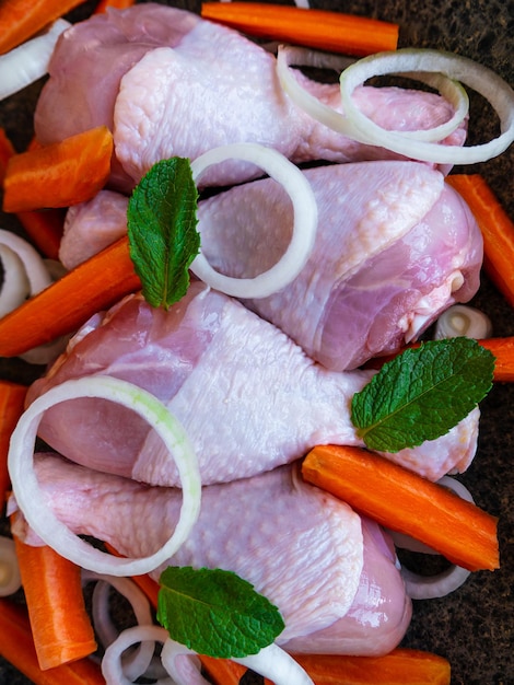 Pilons de poulet avec carottes et légumes verts dans une poêle à frire Vue de dessus Épices de légumes à base de viande Cuisson Nourriture délicieuse faite maison