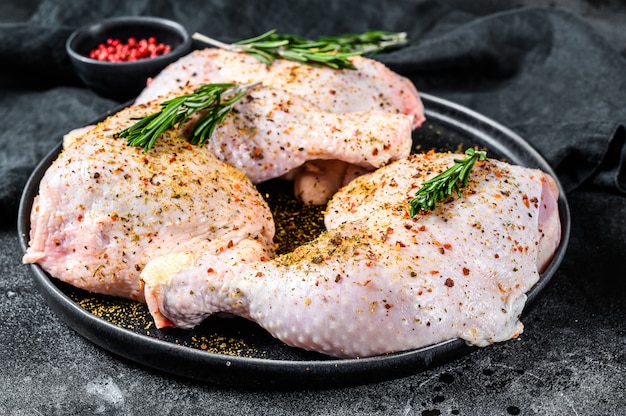 Pilons De Poulet Cru Aux Cuisses, Herbes Fraîches, Cuisine. Vue De Dessus