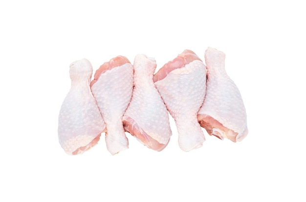 Pilons de poulet cru frais sur fond blanc