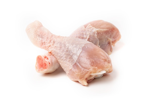 Pilons de poulet crus, isolés sur fond blanc.