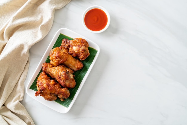 Pilons de poulet frits croustillants avec sauce de poisson