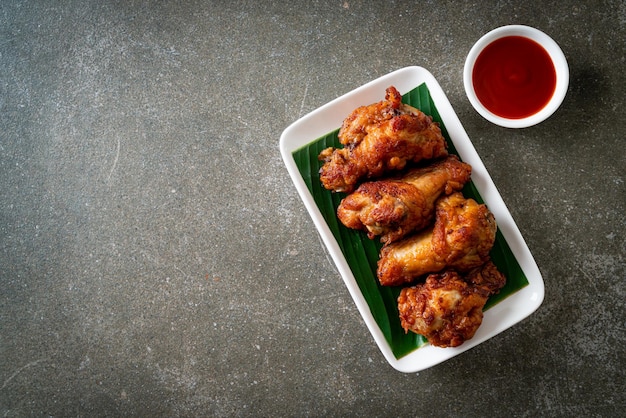 Pilons de poulet frits croustillants avec sauce de poisson