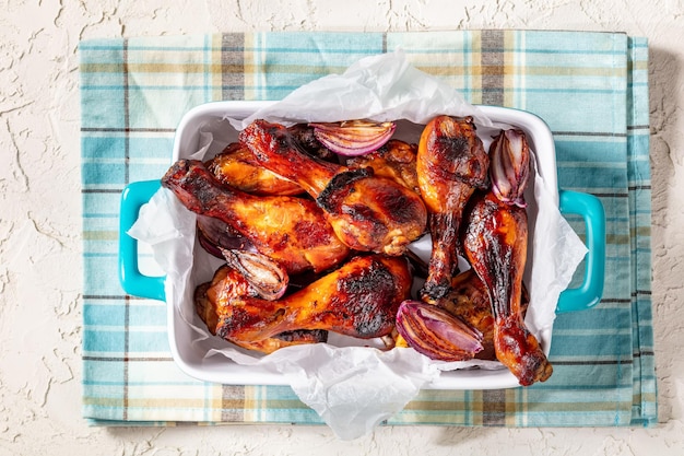 Pilons de poulet grillés et oignon rouge