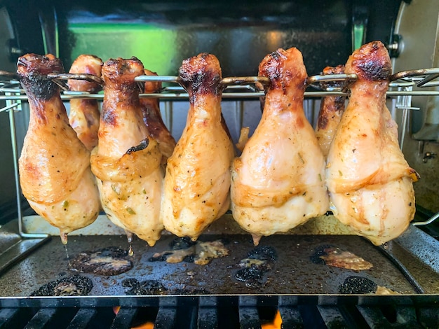 Les pilons de poulet grillés sont cuits dans un gril à gaz.