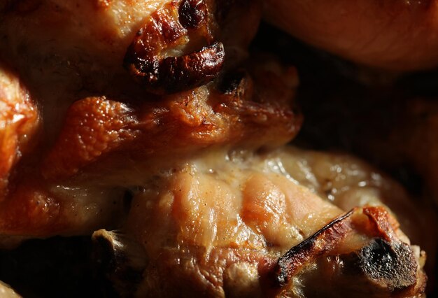 Pilons de poulet rôti sur une plaque de cuisson