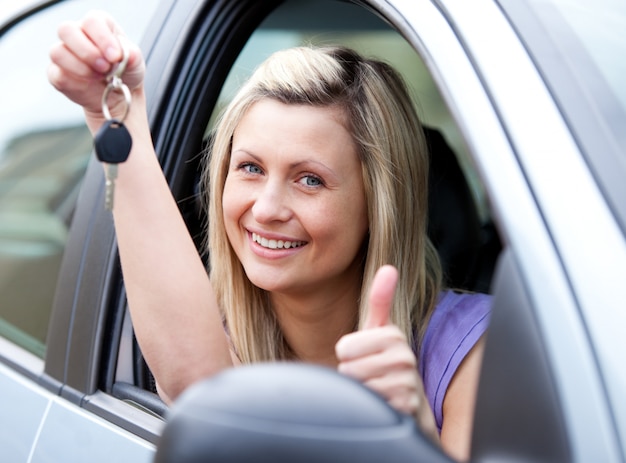 Pilote Animée Montrant Une Clé Après Avoir Passé Une Nouvelle Voiture