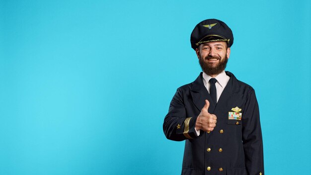 Un pilote d'aviation donne le pouce en l'air à la caméra.