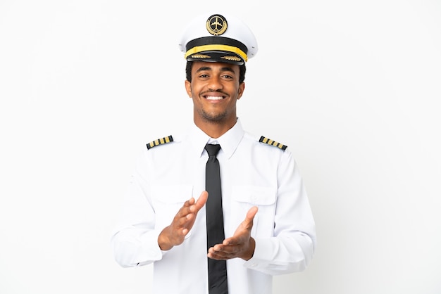 Pilote d'avion afro-américain sur fond blanc isolé applaudissant après présentation lors d'une conférence