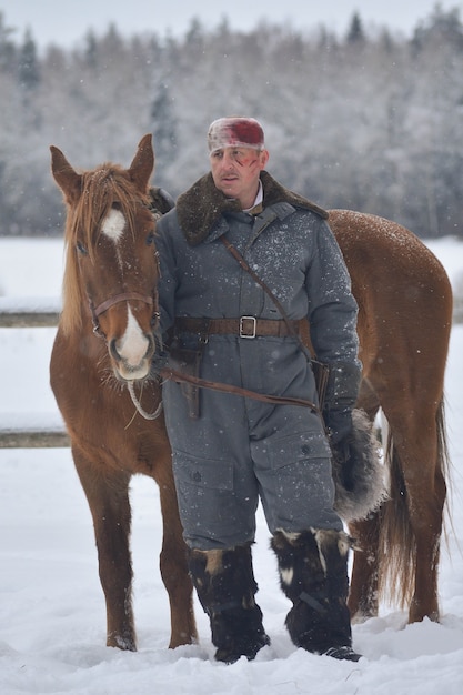 Pilote blessé avec cheval à la recherche de chaleur