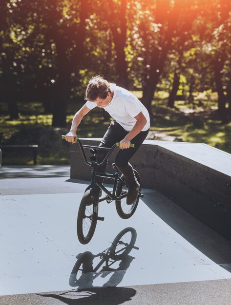 Photo pilote bmx effectuant des tours au skatepark.