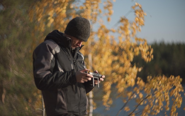 Pilote de drone dans un décor d'automne Prise de vue aérienne de scènes d'automne