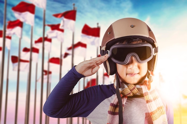 Un pilote fait un geste respectueux avec des drapeaux indonésiens