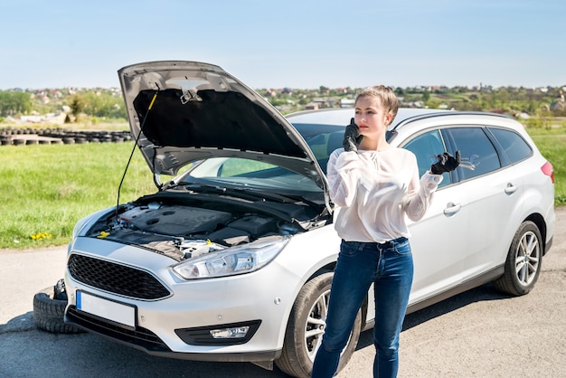 Pilote de femme avec des clés appelant à l'aide