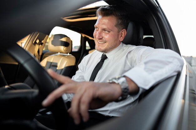 Pilote habillé en costume élégant