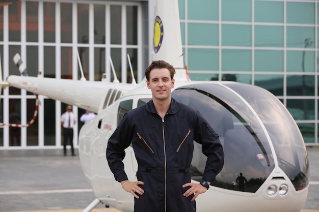 Pilote avec un hélicoptère à l'aéroport d'avion