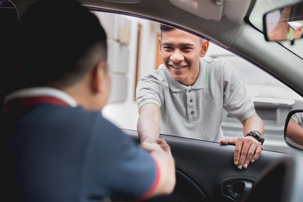 Pilote homme serrer la main