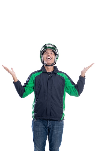 Pilote de moto masculin surpris avec casque à la recherche de l'espace de copie