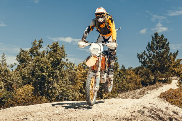 Pilote de motocross dans les airs