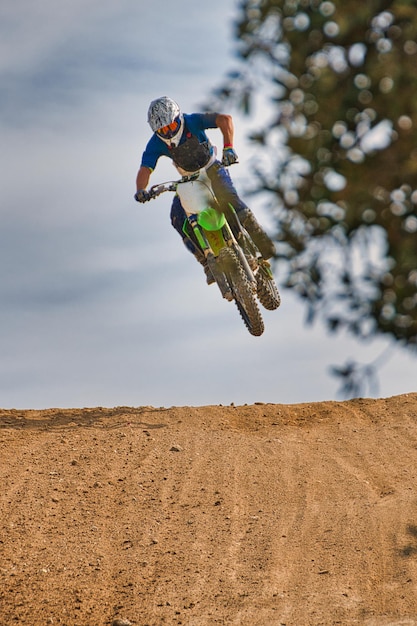 Pilote de motocross sautant.