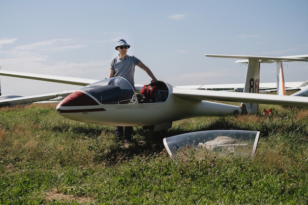 Photo pilote de planeur se prépare pour le vol sur de petits avions sans moteur