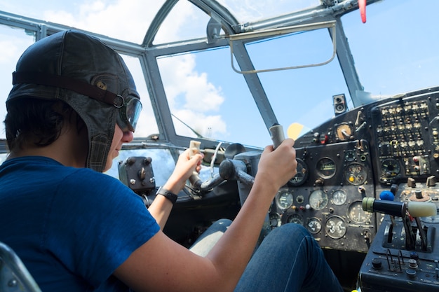 Pilote rétro garçon adolescent dans la cabine d'avion vintage