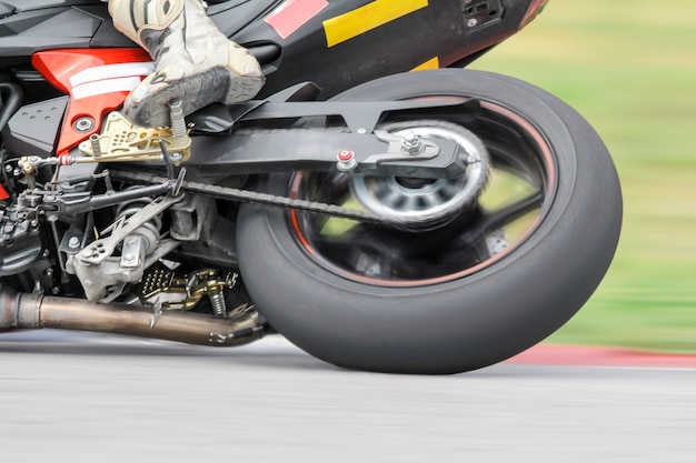 Photo pilote de vélo de course se penchant dans un virage rapide sur la bonne voie