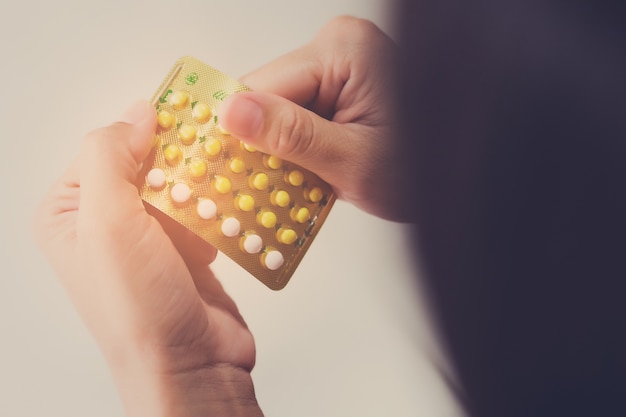 Pilule de contrôle des naissances, contraceptif, sexe sûr, femme mangent la médecine