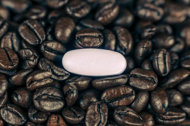 Pilule de supplément de caféine et grains de café