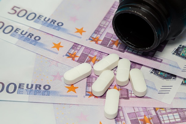 Pilules d'argent pilules de médecine sur les billets en euros comprimés de médecine blanche sur l'argent les pilules de coronavirus covid sont