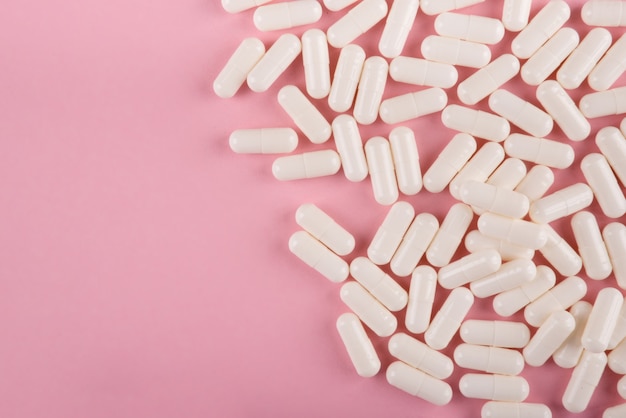 Pilules blanches isolées sur couleur pastel