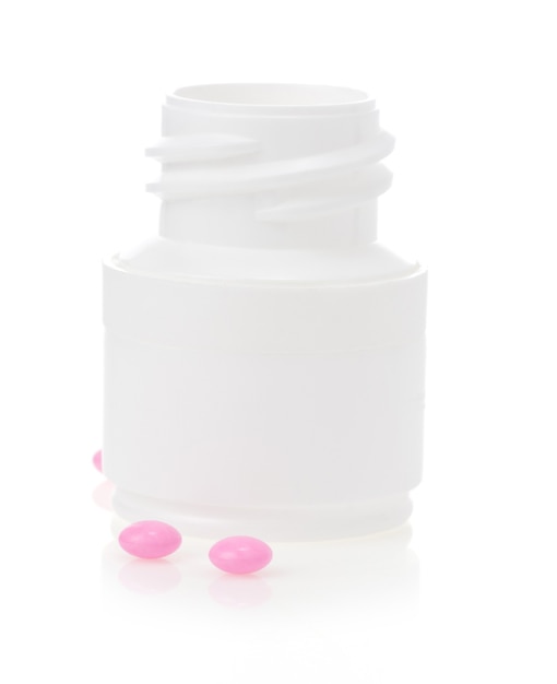 Pilules et bouteille isolé sur fond blanc