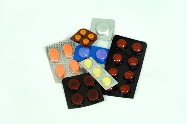 Pilules, capsules et ampoules colorées de vitamine de médecine