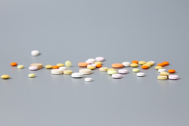 Pilules colorées sur fond gris