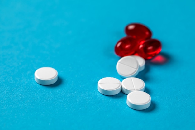 Pilules, comprimés et bouteille de médecine pharmaceutique