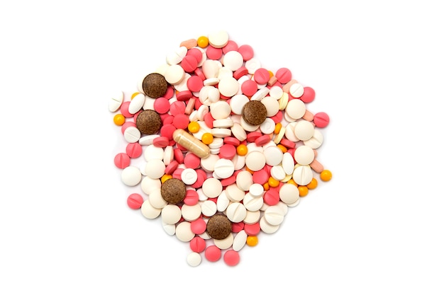 Pilules et comprimés colorés sur fond blanc