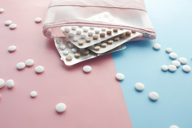 Pilules contraceptives sur fond de couleur se bouchent