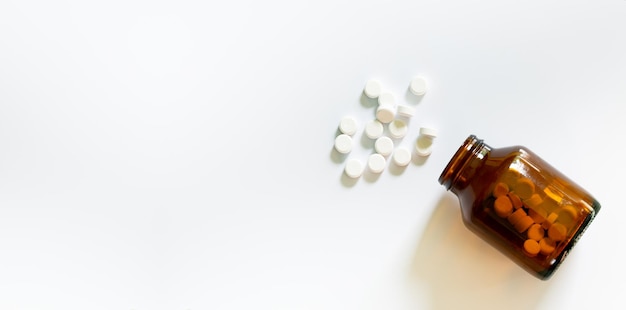 Pilules et flacons de pilules sur fond blancPilule de médecine concept de soins de santéPilules blanches sur blanc