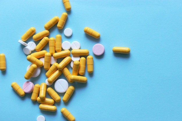 pilules sur un fond coloré vue de dessus gros plan médicaments vitamines