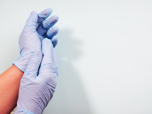 Pilules de gants médicaux à mains bleues pour la conception de soins de santé. Concept de soins médicaux. Main de docteur. Soins de santé cliniques. Notion de médecine.