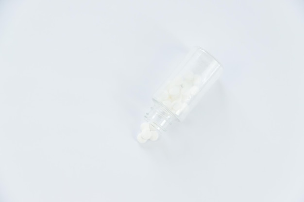 Pilules et gélules isolées sur fond blanc Mise au point sélective Madicine