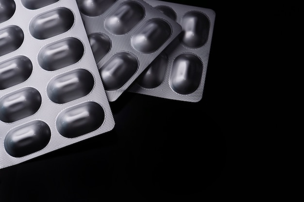 Pilules médecine blister fond noir