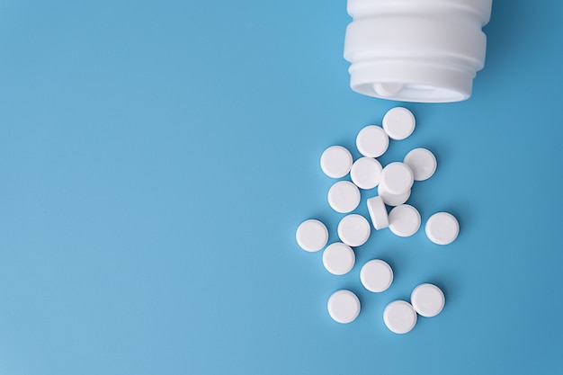 Les pilules de médecine sur fond bleu Espace de copie pour le texte Assortiment de produits pharmaceutiques pharmaceutiques, Lifes