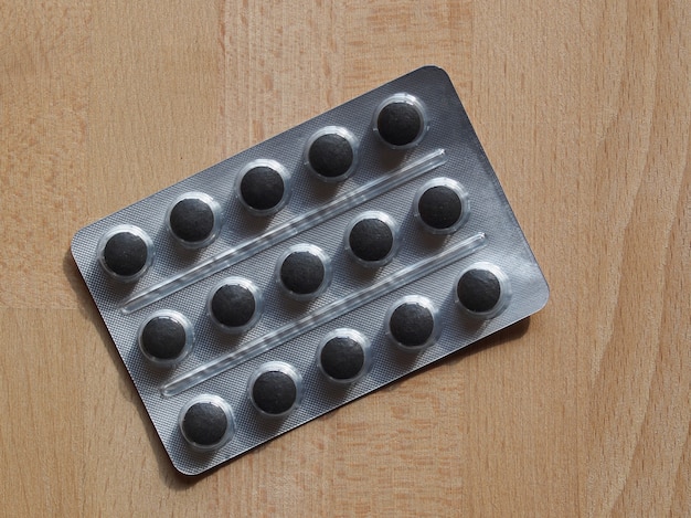 Pilules médicales sur une table