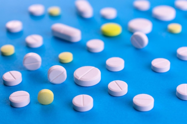 Pilules multicolores sur fond bleu. Antécédents médicaux.